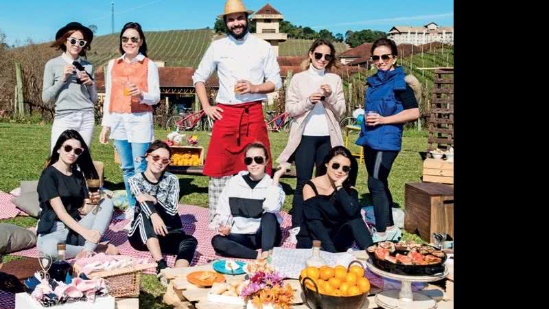 Flávia Desgranges van der Linden, Lari Duarte, Rodrigo Bellora, Luisa Accorsi e Camila Almeida, em pé. Bella Sant, Taciele Alcolea, Martina Ritter e Mari Sampaio - PAULO SANTOS E MANA GOLLO