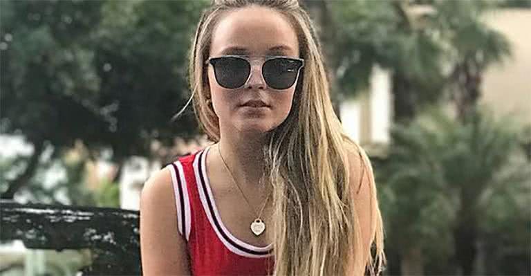 Aos 16, Larissa Manoela faz charme ao lado de Ferrari - Reprodução Instagram