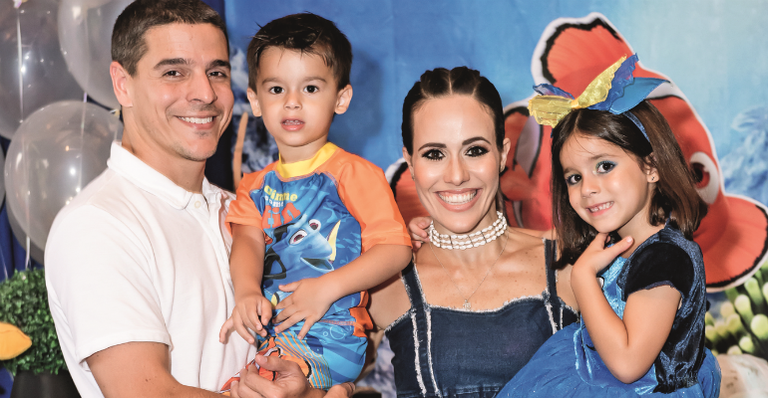 Fernanda Pontes e Diogo Boni com os filhos Matheus e Malu - CHRIS DITTZ/DIVULGAÇÃO