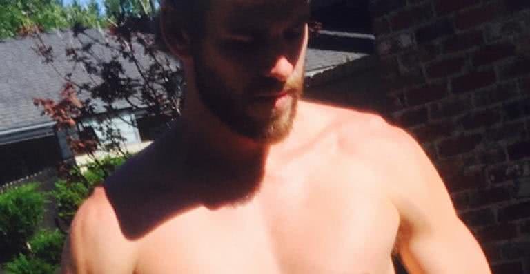 Liam Hemsworth posa de micro shorts em foto ousada - Reprodução / Instagram