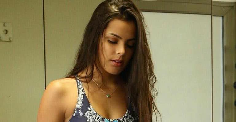 Emilly Araújo posa de barriga de fora na academia - Reprodução / Instagram