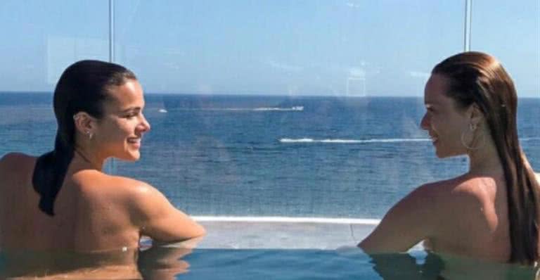 Mariana Ximenes e Bruna Marquezine posam em piscina - Reprodução/ Instagram