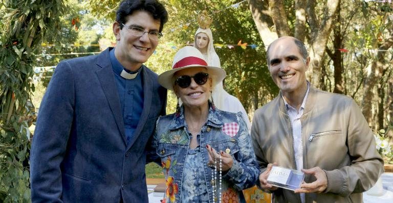 Ana Maria Braga entre Padre Reginaldo e Paulo Machado Manzotti - Catarina Machado/Renato Cipriano/Divulgação