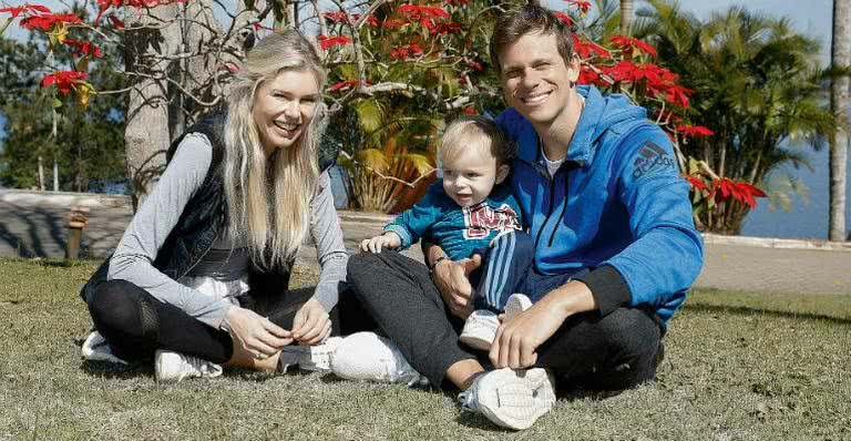 César Cielo e Kelly Gisch com Thomas - FELIPE PANFILI