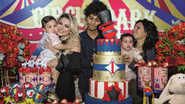 Antonia com Salvatore, seu filho com Jonathan Costa, no colo, Samuel, Charlotte, e Tabil - Fabrizia Granatieri