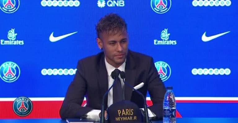 De terno, Neymar Jr. é apresentado no PSG - Reprodução