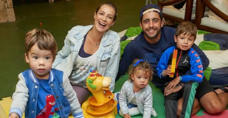 Luana Piovani e Pedro Scooby com os herdeiros, Dom, Liz e Bem - Cadu Pilotto