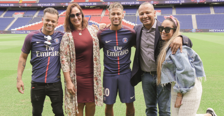 No Parque dos Príncipes, sede do PSG, Neymar Jr. e Jota Amâncio, a mãe, o pai e a irmã - Divulgação