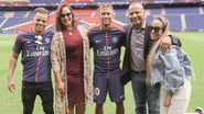 No Parque dos Príncipes, sede do PSG, Neymar Jr. e Jota Amâncio, a mãe, o pai e a irmã - Divulgação