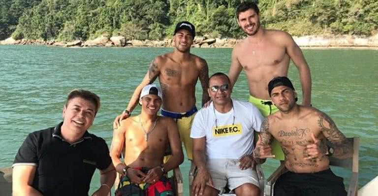 David Brazil posa com Neymar, Neymar Jr., Bruninho, Thiago Silva e Daniel Alves - Instagram/Reprodução