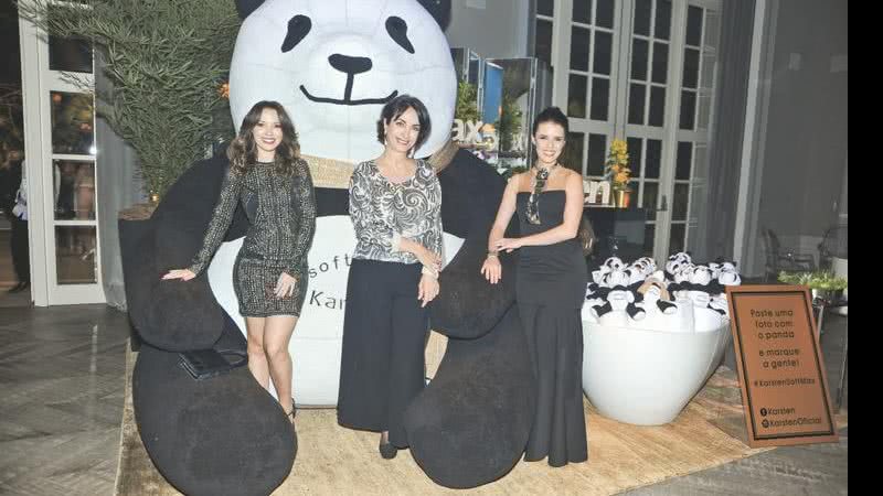 Taciele Alcolea, Claudia Matarazzo e Lucila Zahran posam com o mascote da Karsten - João Passos