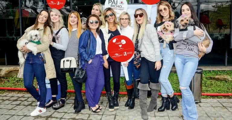 Luisa Mell entre Carol Dalaneze, July Simão, Alexandra Evangelista, Paty Scaringella, Mel Campo, Julia Souza, Babi Duarte, Carol Birk e Renata Fukuda - EDUARDO MARTINS/AGNEWS