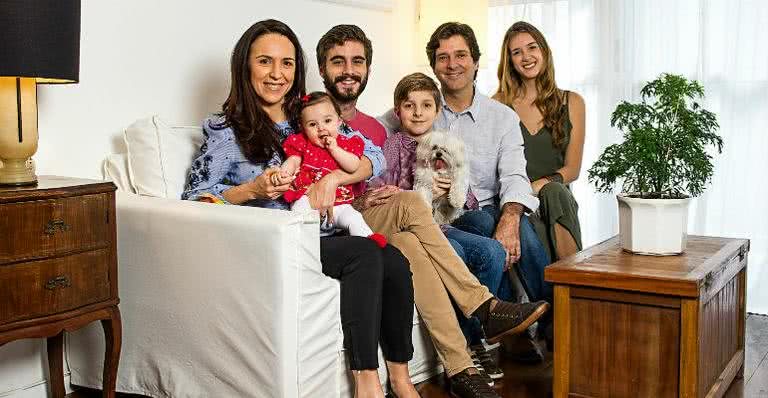 Em casa, ator de Zorra Total, que já fez mais de 150 comerciais, com a mulher, Patricia, os filhos Ana, Gabriel, Eduardo e Barbara e o cão Romeo - Fabrizia Granatieri