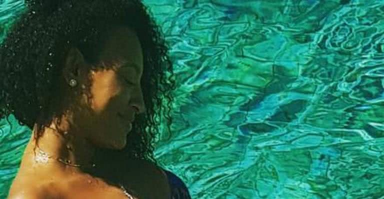 Sheron Menezzes exibe seu barrigão em banho de piscina - Reprodução / Instagram