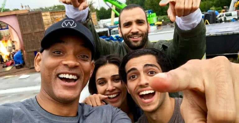 Will Smith com o elenco do filme 'Aladdin' - Reprodução / Facebook