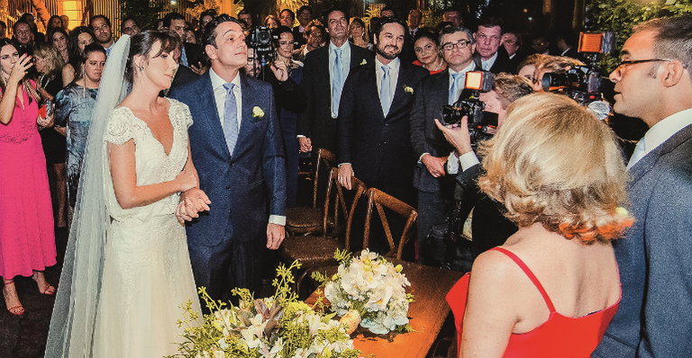 Emocionados, Glenda e Luis, atentos às palavras de Lenny Niemeyer e à participação de padre Omar - VANIA REBEL