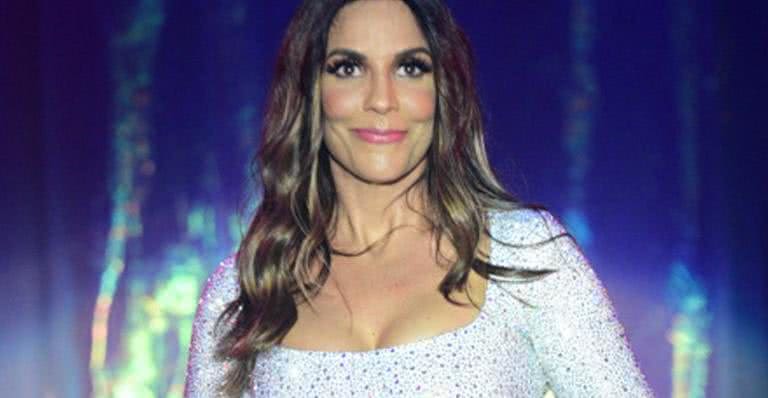 Ivete Sangalo exibe barriguinha discreta em show - Leo Franco/ AgNews