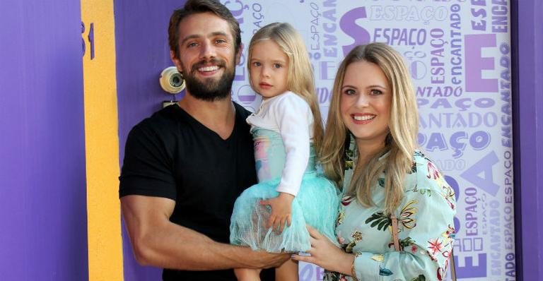 Rafael Cardoso e a mulher, Mariana Bridi, com a filha, Autora - AgNews