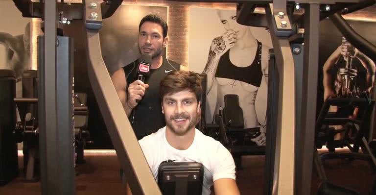 Paulo Dalagnolli e o instrutor Rodrigo Sangion dão dicas de treinos e exercícios para homens que desejam ficar com pernas perfeitas! - Caras Digital