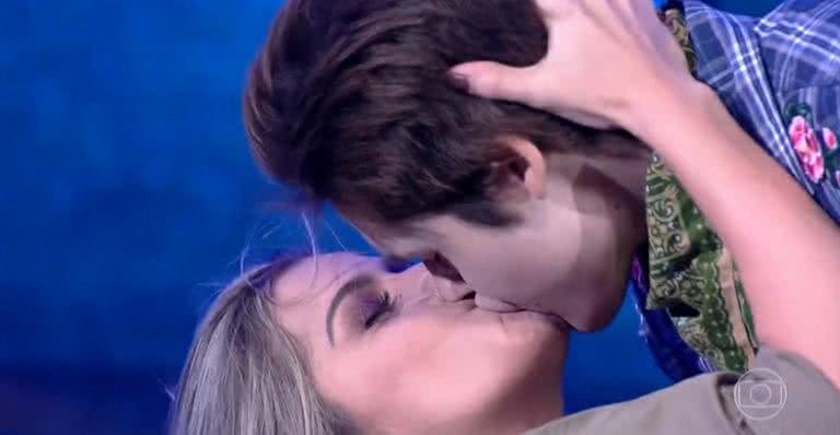 Nicolas Prattes dá beijão na boca de Mayara Araújo - TV Globo/Reprodução