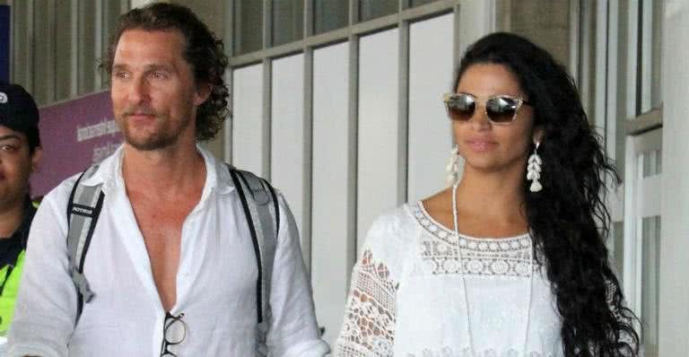 Matthew Mcconaughey chega ao Brasil com a esposa - Wallace Barbosa/ AgNews