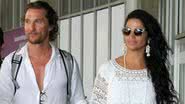 Matthew Mcconaughey chega ao Brasil com a esposa - Wallace Barbosa/ AgNews