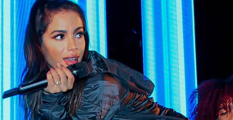 Após assinar união estável, Anitta exibe aliança em show - Créditos: Manuela