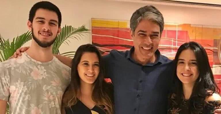 William Bonner posa com os filhos trigêmeos Vinicius, Laura e Beatriz - Instagram/Reprodução