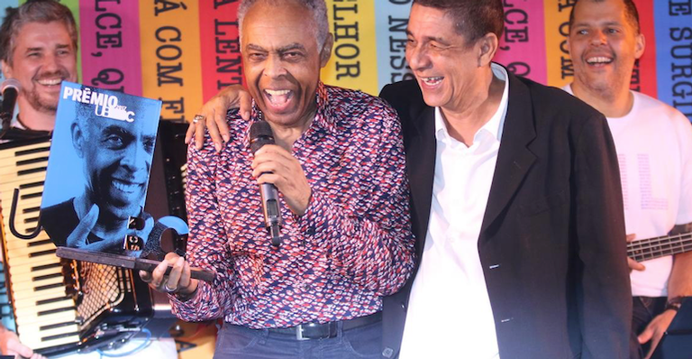 Zeca Pagodinho entrega prêmio para Gilberto Gil - Daniel Pinheiro/AgNews