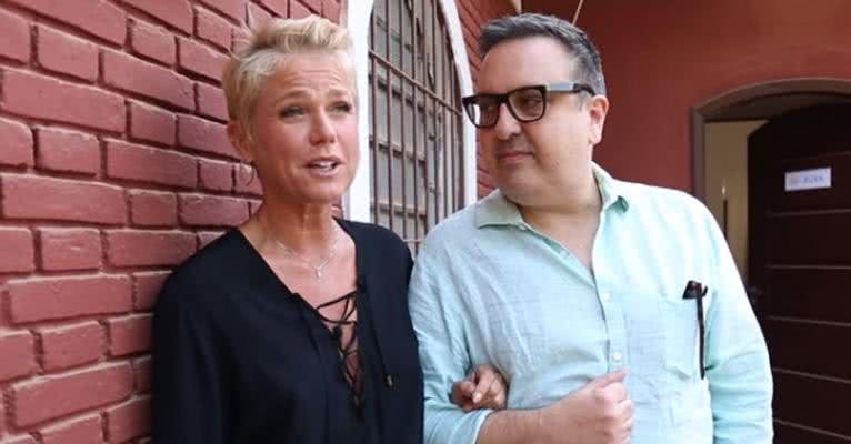 Xuxa e o diretor Rodrigo Carelli - Reprodução/Youtube