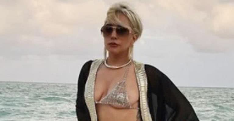 Lady Gaga surge com biquíni fio-dental na praia - Instagram/Reprodução