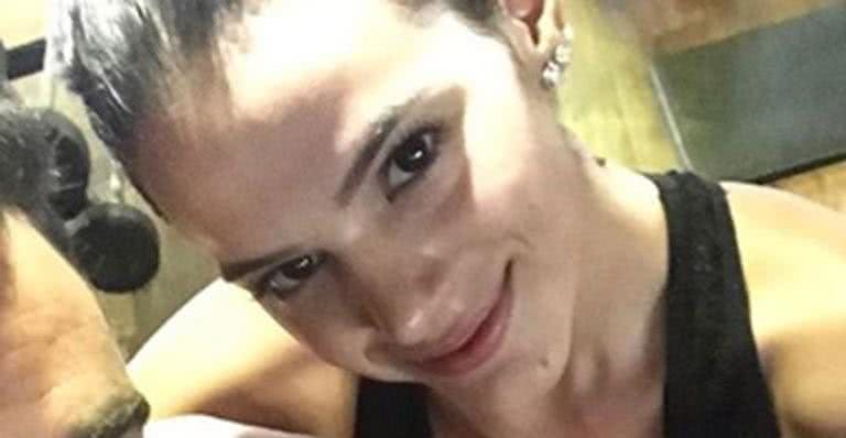 Bruna Marquezine seca e exibe barriga trincada - Reprodução