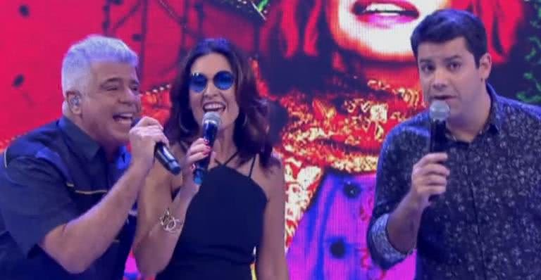 Fátima Bernardes desafina ao cantar música no Encontro - TV Globo/Reprodução