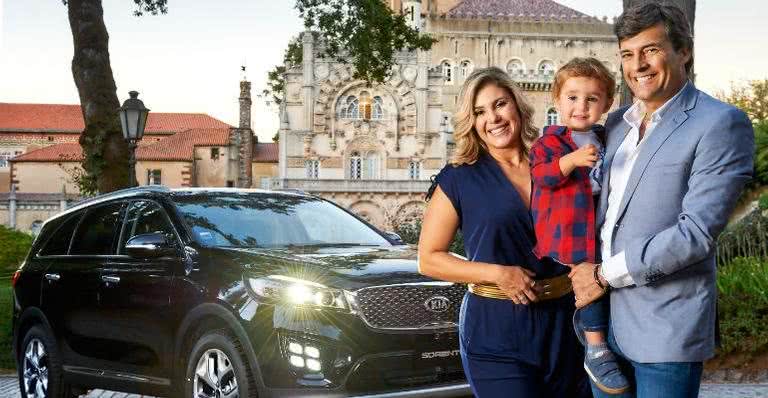 Com Miguel e o herdeiro, Matheus, Flávia chega ao Palácio Bussaco a bordo do espaçoso KIA Sorento - Cadu Pillotto