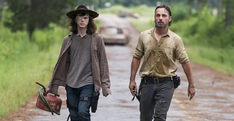 Chandler Riggs (Carl) e Andrew Lincoln (Rick) em cena de The Walking Dead - AMC/Divulgação