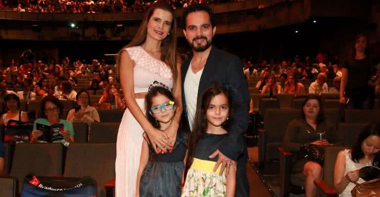 Luciano Camargo vai ao teatro com a família - Marcos Ribas/Brazil News