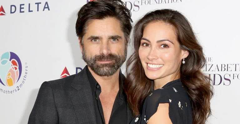 John Stamos e Caitlin McHugh - Getty Images