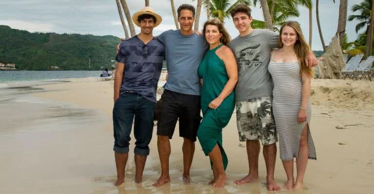 Luís Ernesto Lacombe com a mulher, Gisa, os filhos Pedro, à esq., e Bruno e a sobrinha Hanna, na paradisíaca República Dominicana - FABRIZIA GRANATIERI