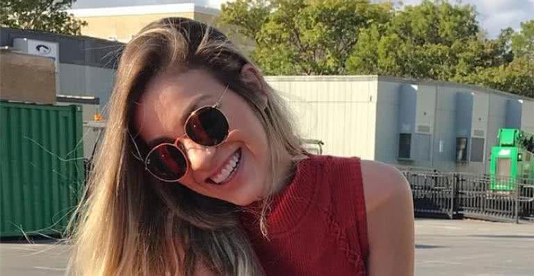 Bruna Santana posa combinando o look com carrão importado - Reprodução