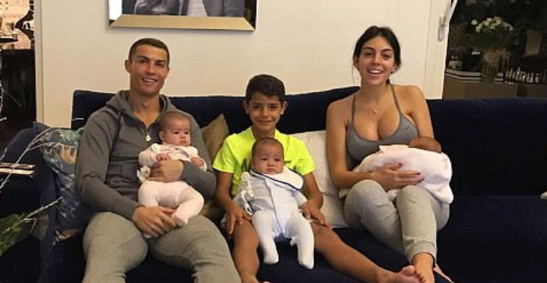 Cristiano Ronaldo, Eva, Mateo, Cristiano Jr, Alana e Georgina - reprodução/instagram