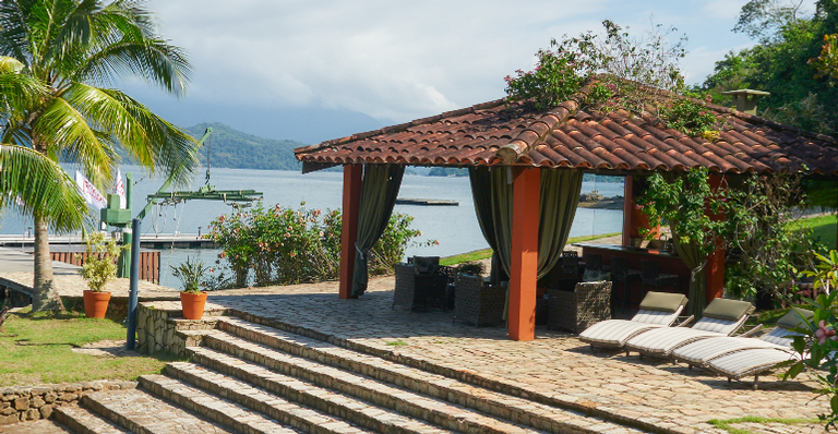 As chaises convidam a apreciar a abundante natureza de Angra dos Reis - CADU PILOTTO