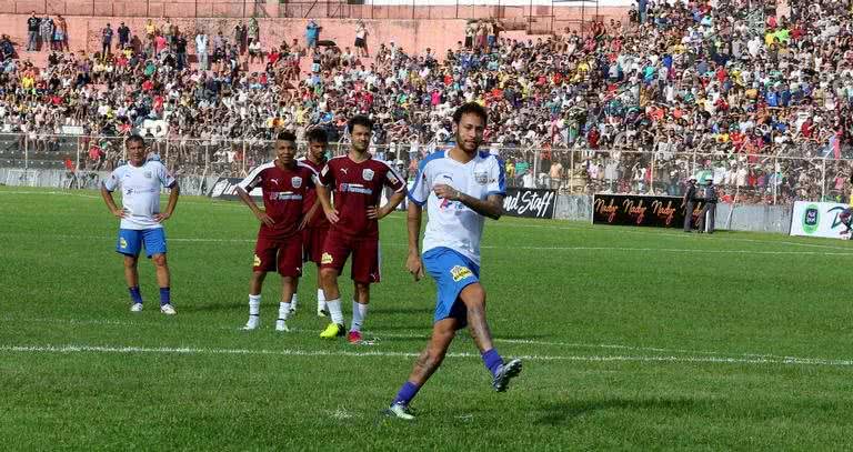 O craque participou de futebol do bem - Thiago Duran e Eduardo Martins/AgNews