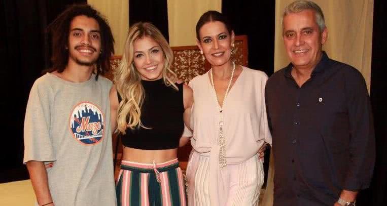 A atriz recebeu o carinho da família em estreia teatral - Manuela Scarpa / Brazil News