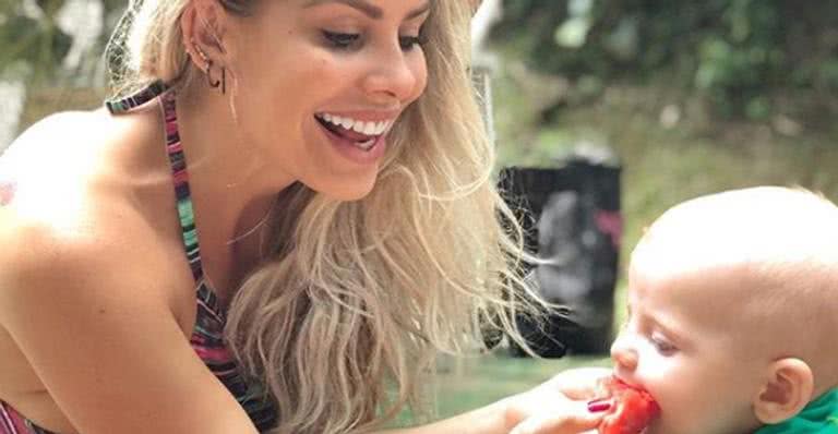 Karina Bacchi mostra Enrico comendo melancia - Reprodução/Instagram