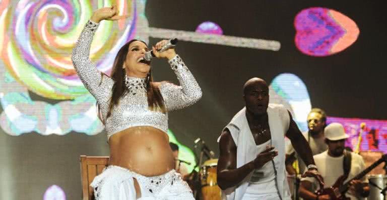 Ivete reina na virada em Salvador - Reprodução/Revista CARAS