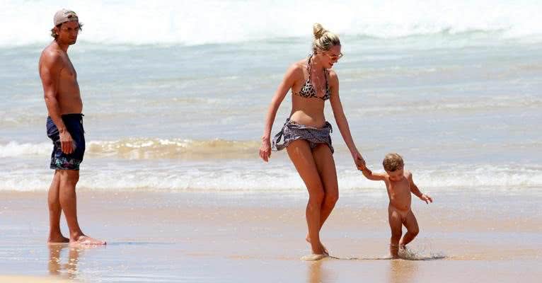 Grávida, Candice Swanepoel curtem Noronha em família - AgNews