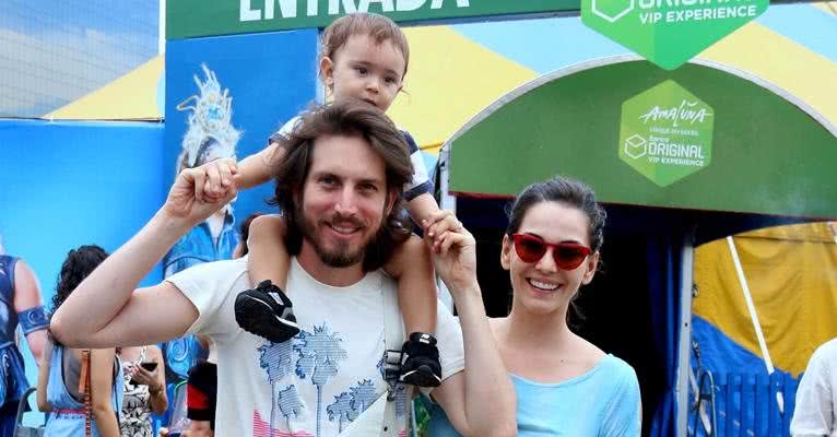 Tainá Müller leva o filho, Martin, pela 1° vez ao circo - AgNews