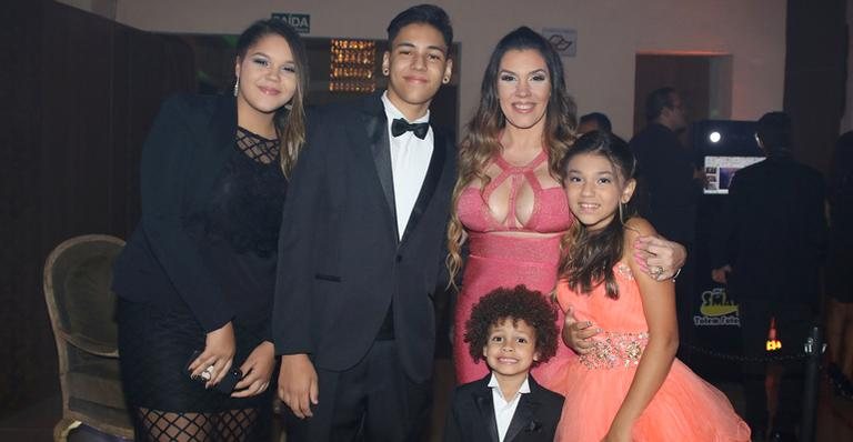 Simony faz raríssima aparição com os 4 filhos em festa - Thiago Duran/AgNews