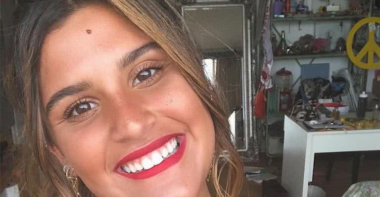 Giulia Costa se diverte e vira 'diabinha' em bloco de carnaval - Reprodução