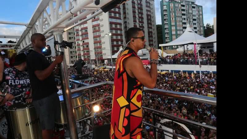 Xanddy, do Harmonia do Samba, em bloco em Salvador neste domingo (11) - Wesley Costa/AgNews